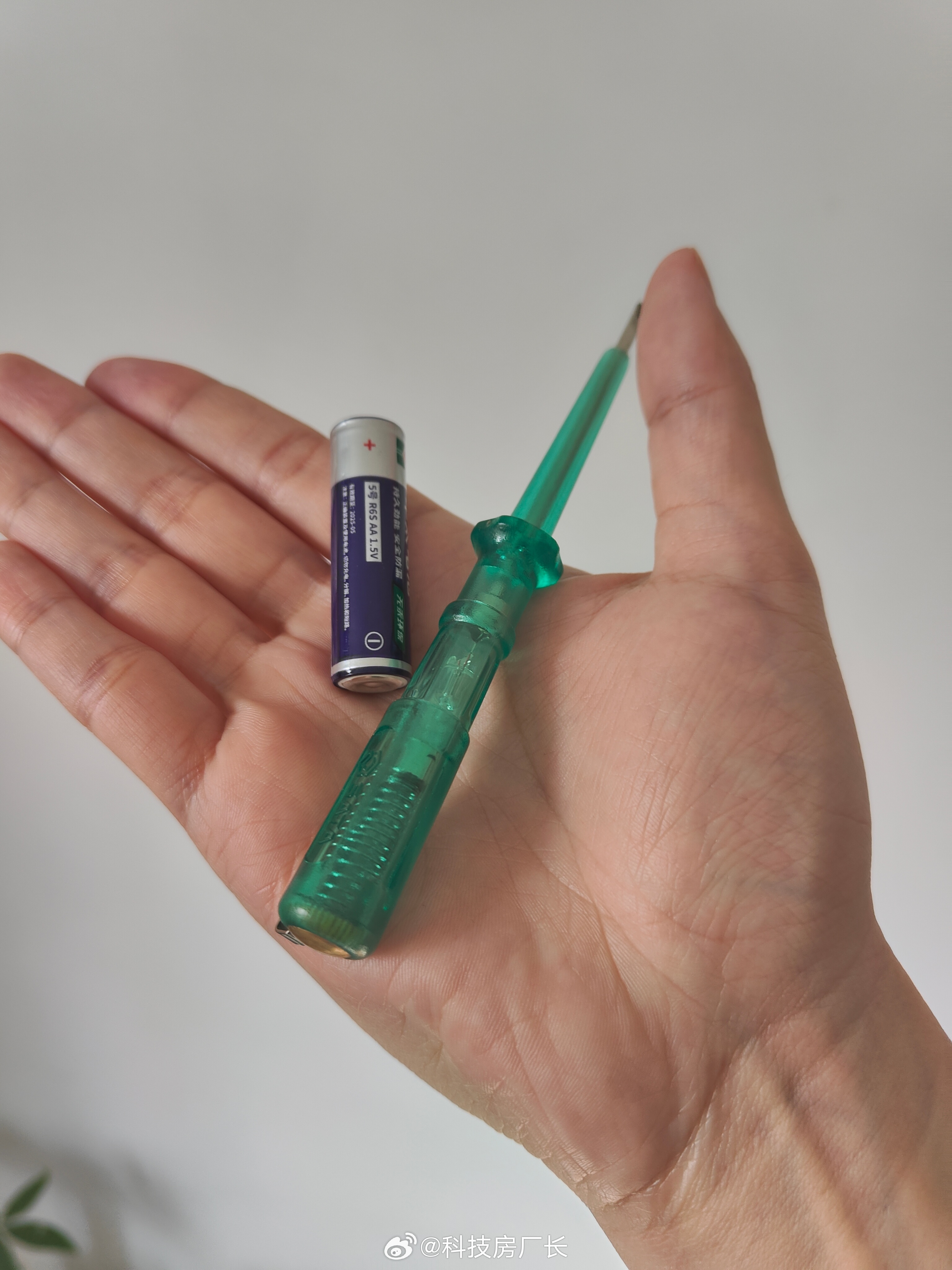 冬天防静电小妙招，只需在兜里揣个用过的干电池，女生也可以揣个电笔还能防身 ​​​