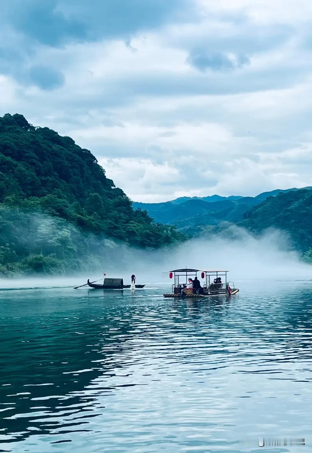 上联:半江晓雾轻舟过
下联:两船游客立中游