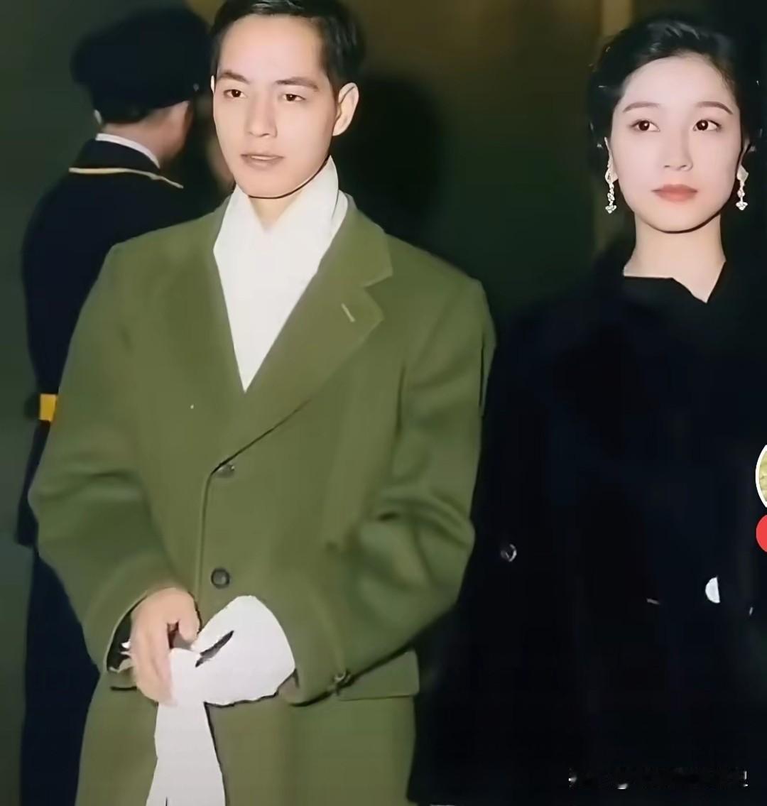 这张弥足珍贵的老照片，定格了诺贝尔物理学奖得主李政道与夫人秦惠䇹的优雅时刻。
那