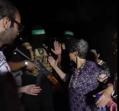 近日，哈马斯高调放了两名以色列老年妇女！
很显然，她们受到了优待，衣着整洁，哈马