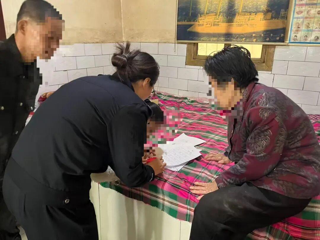 警心贴民心，俯身炕边高效为行动不便老人解难题获赞
“我们遇到难题了……”11月6