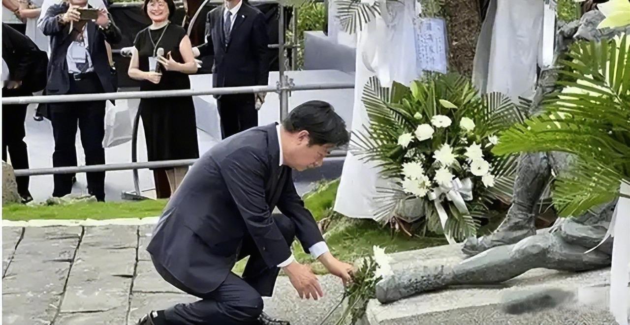 赖清德“饮水思源”跪铜像
岛内骂他“八田清德”成笑话
赖清德跪拜后，台湾网红“馆