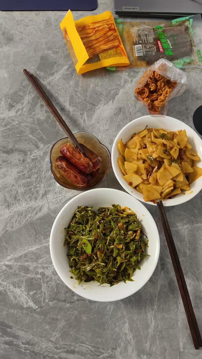 生活不易且行且珍惜。和室友一起的粗茶淡饭。