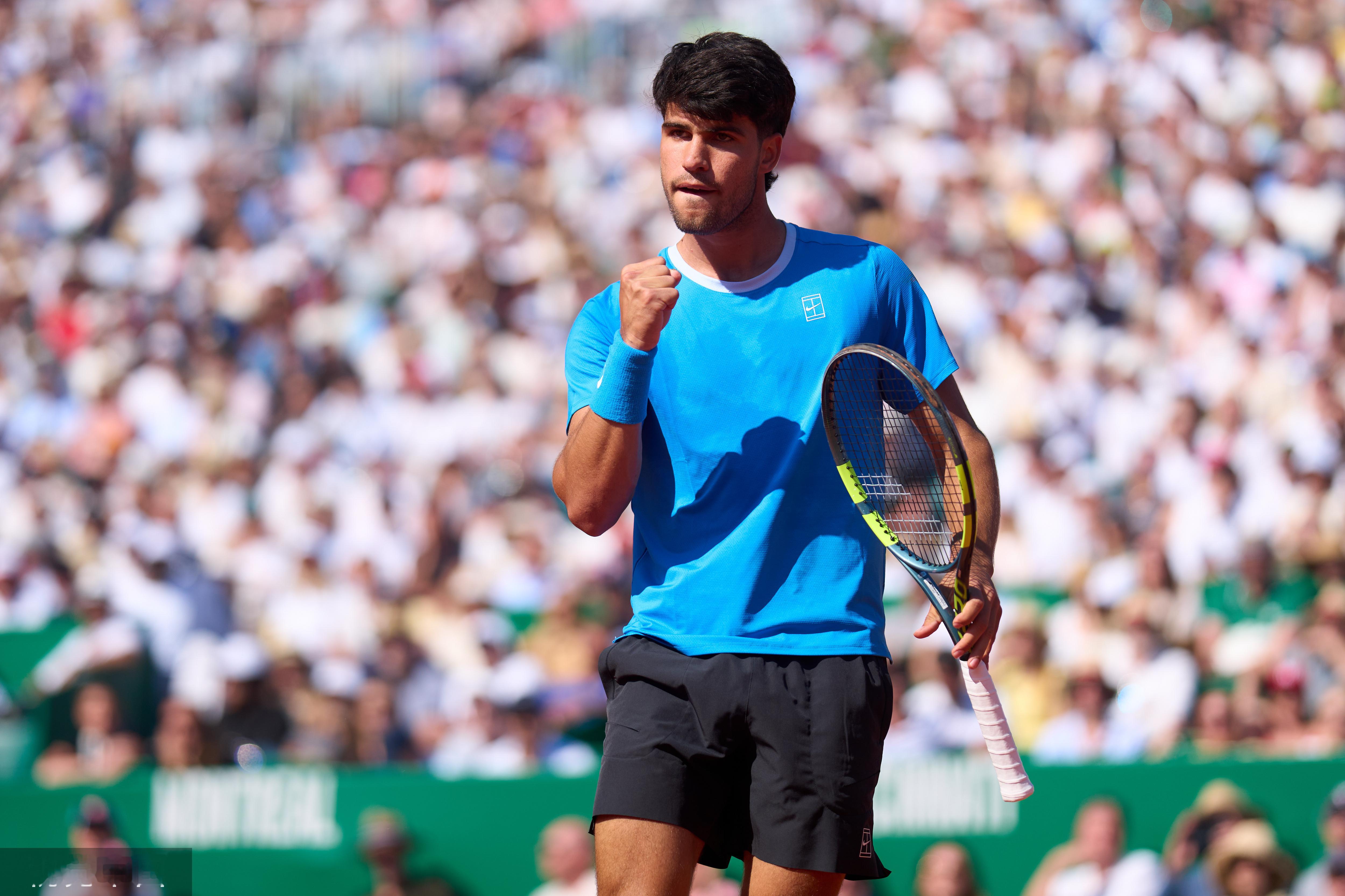 蒙特卡洛大师赛，卫冕冠军阿尔卡拉斯鏖战三盘，以6-1/4-6/6-3战胜埃切维里