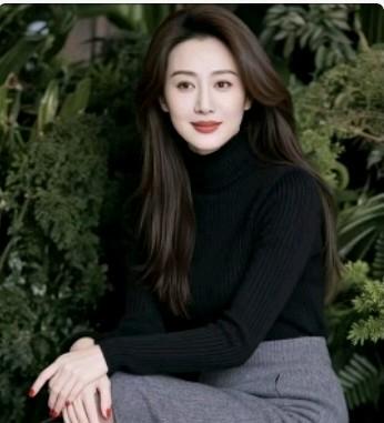 哇，这美女红唇黑丝完美搭配真会穿，优雅知性，性感迷人。
职场女性的范儿，气质不一