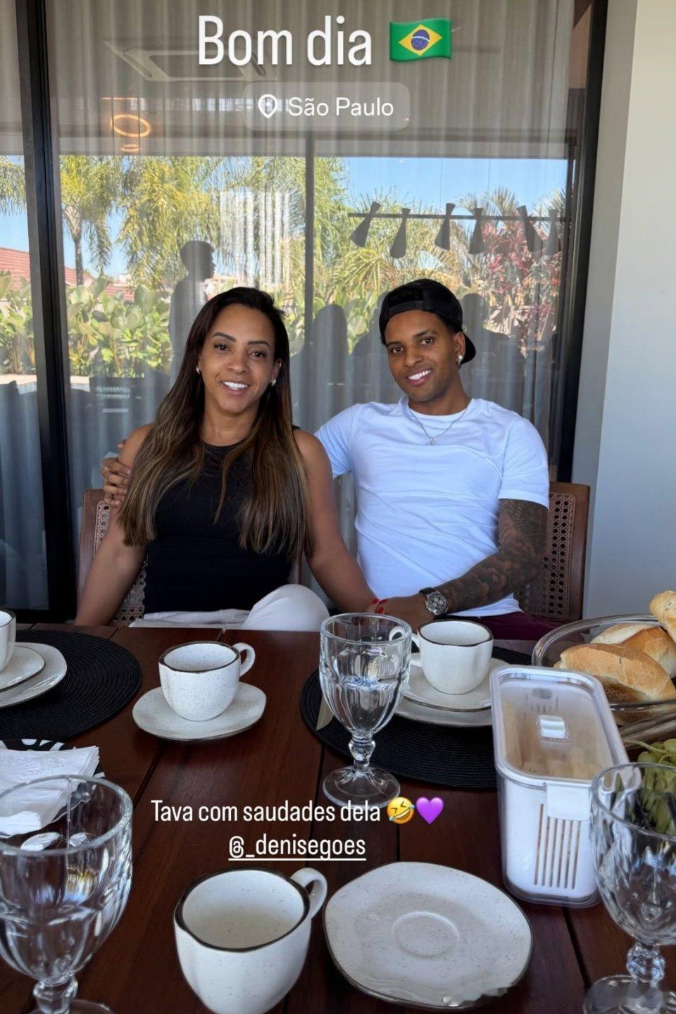 罗德里戈和妈妈回到圣保罗，并参加了Lagoinha Alphaville教堂举办