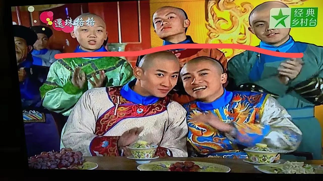 回看还珠，发现福尔康这一个保安头子是不是太狂了，给他的定位太高了。他坐着有吃有喝