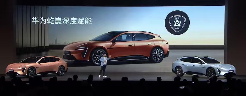 华为乾崑智驾满血加持，阿维塔 06T 解锁真正全场景辅助驾驶。支持车位到车位级通