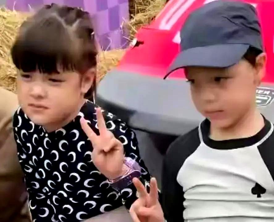 撒贝宁这手一挡，比任何官宣都圈粉！

最近他又被路人拍到，一家四口在街头溜达。北