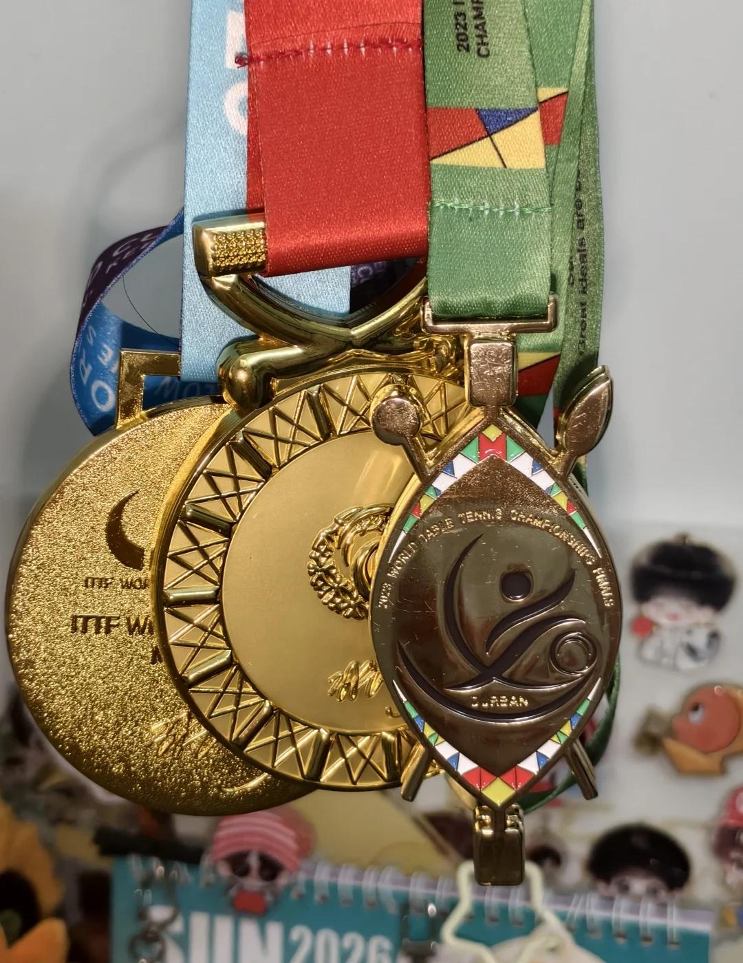 也是拿到小莎的奖牌🏅
一幕幕都好有纪念意义😭💧 都是小莎重要的夺冠时刻 德