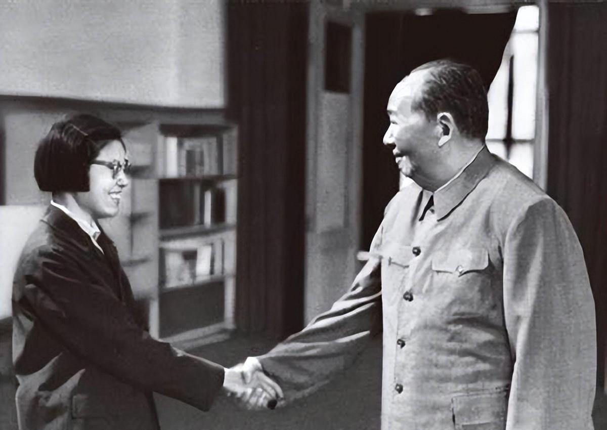 1965年北京女大学生刚走出校园，为何毛主席特批她直接被招进外交部？
1971年