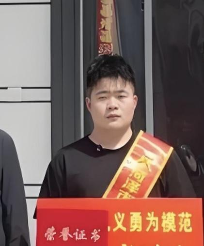 00后小伙张健：浓烟隧道中的最美逆行
 
张健，男，2001年7月生，汉族，山东