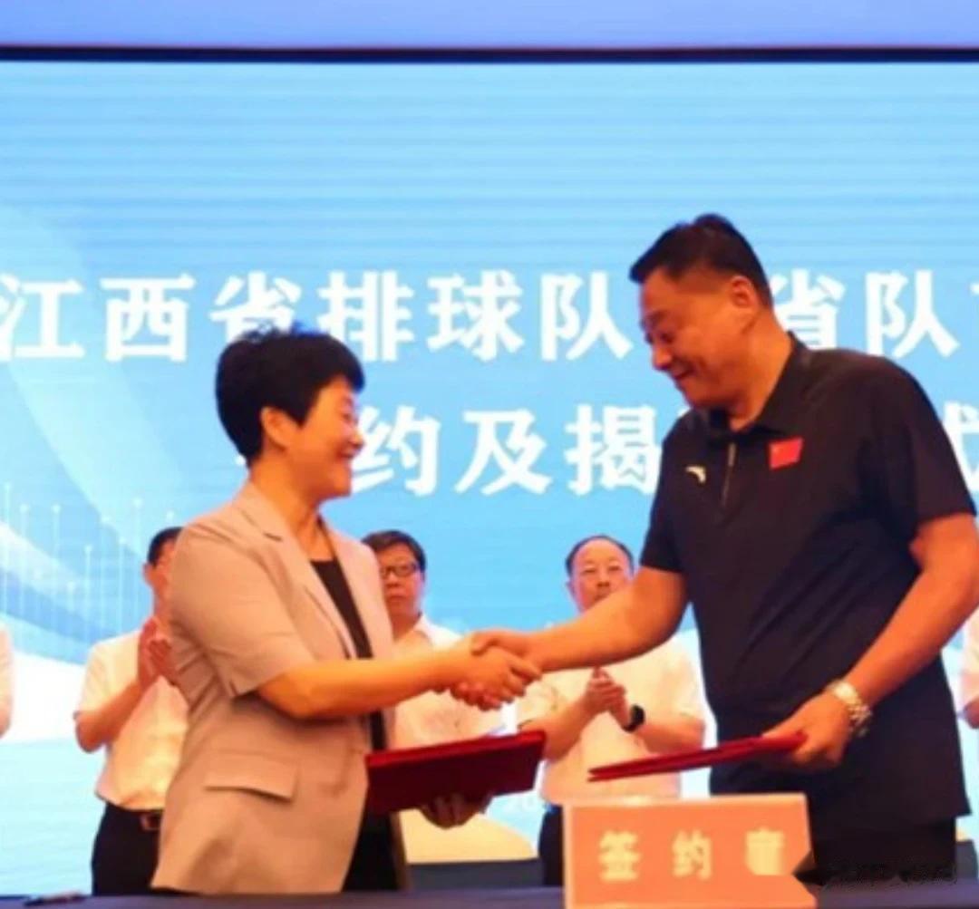 祝贺！国内女排队伍又添新军

日前，江西省排球队“省队市建”签约及揭牌仪式在婺源