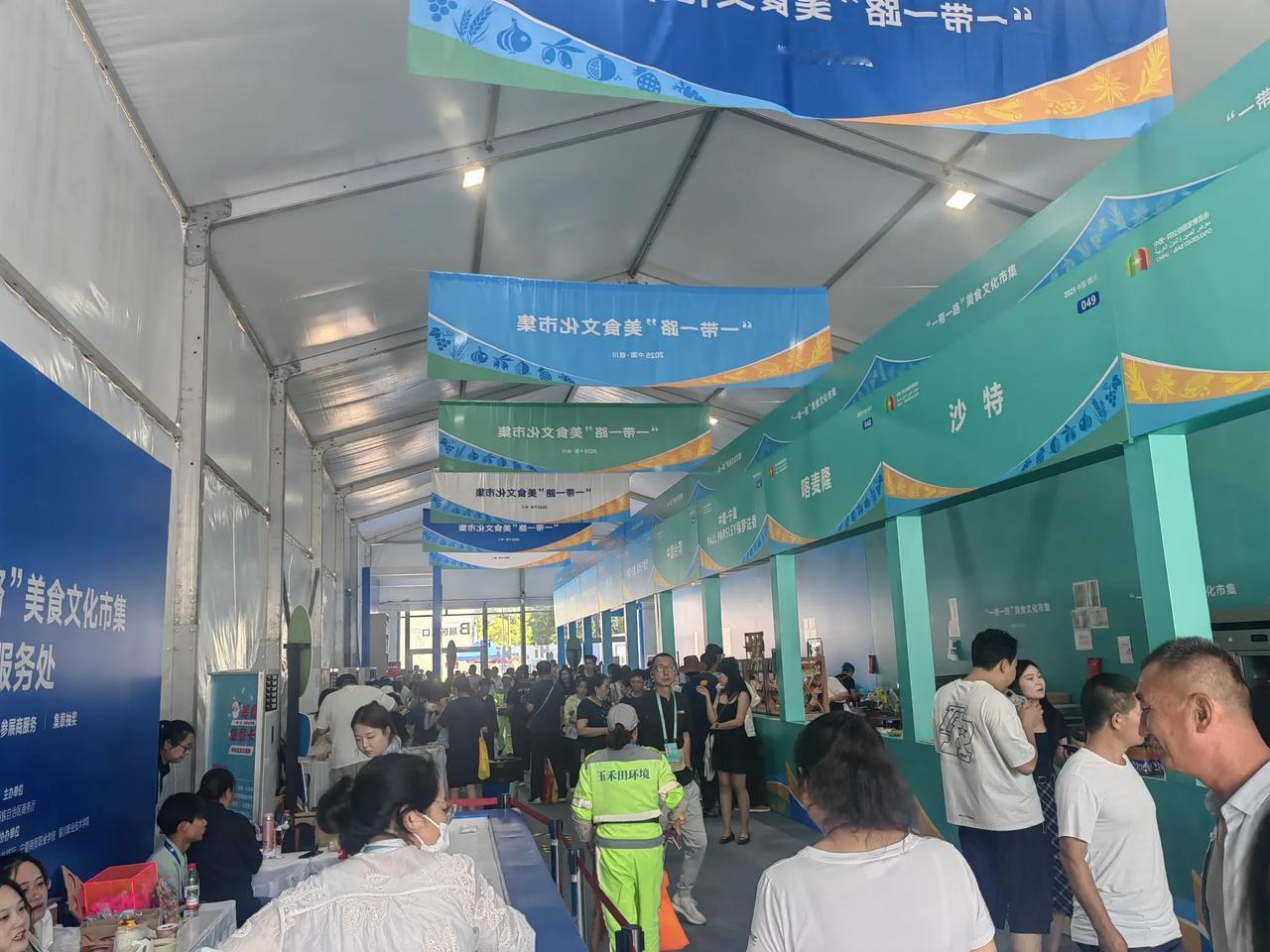 这次去银川国际会展中心参观中阿博览会，有两点感受，第一就是参观展览、购物的人太多