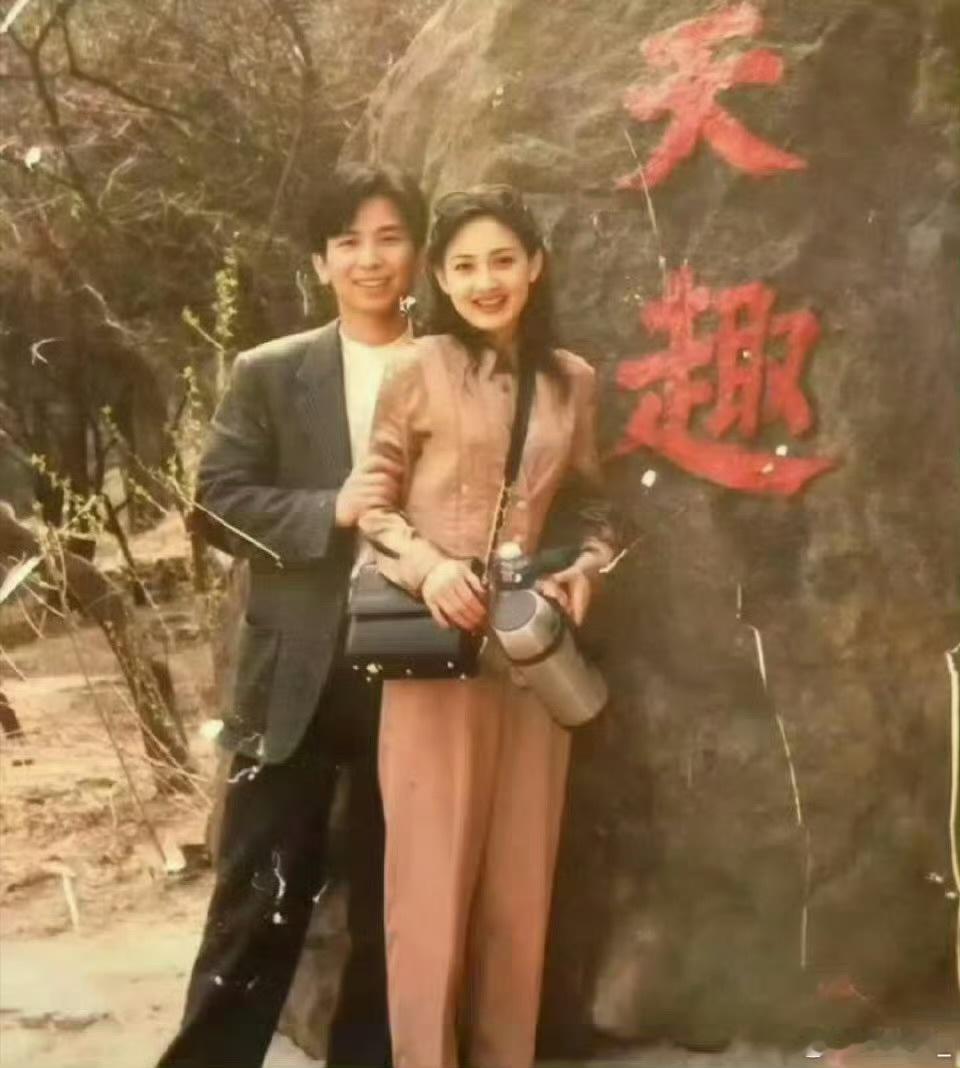 网友偶遇牛莉平安夜网友朝阳大悦城市集偶遇牛莉，合影状态超绝，眉目温婉性格还好，坐