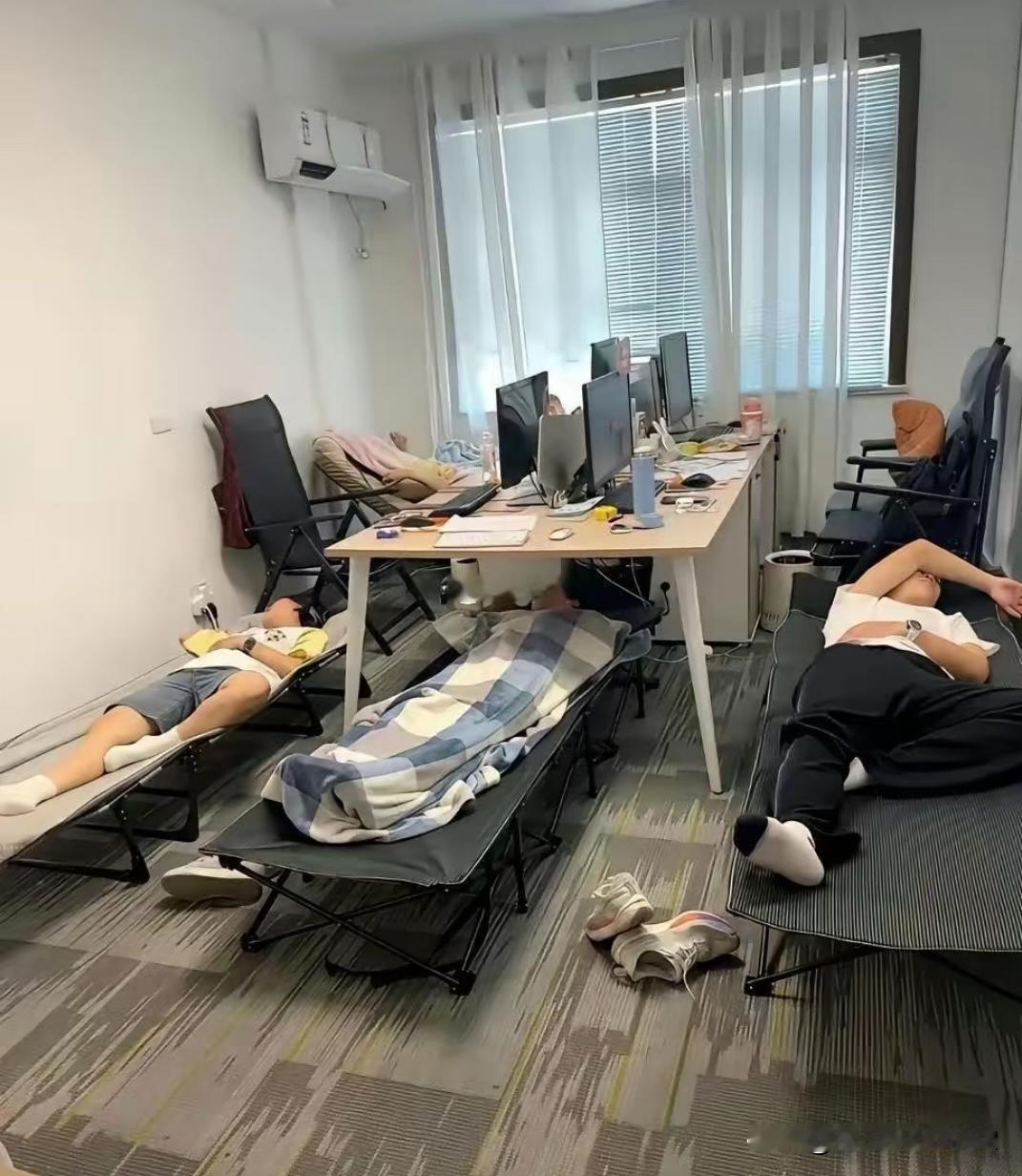 男女同一个办公室午休不尴尬吗？
     除了说话声这种主动打扰，气味和睡着打呼