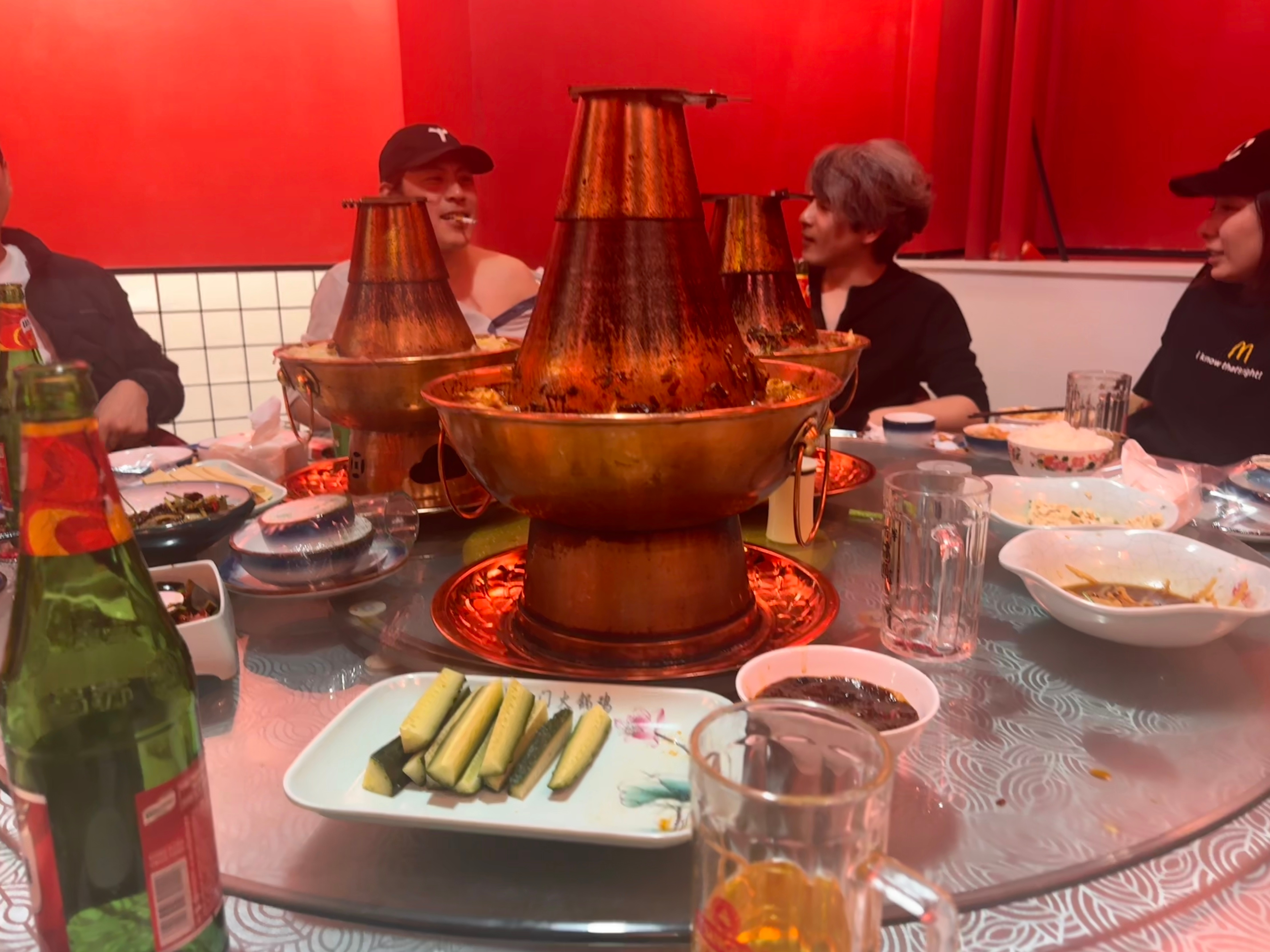 吃着锅子喝着酒，为什么突然开始翻袖口的翻袖口、解衣裳的解衣裳、露肩膀头子的露肩膀