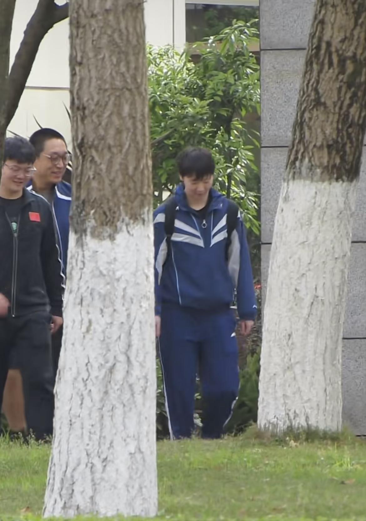 看到新鲜的王曼昱了！成都国乒训练基地，今天下训的曼昱，与孟队医和体能教练一起结束