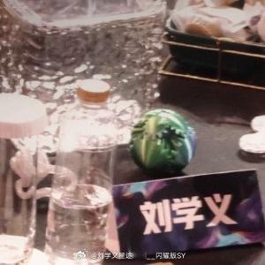 晚安心语 “窗外的万家灯火里，有一盏是为你而亮的思念。你不是一个人，整个夜晚都在