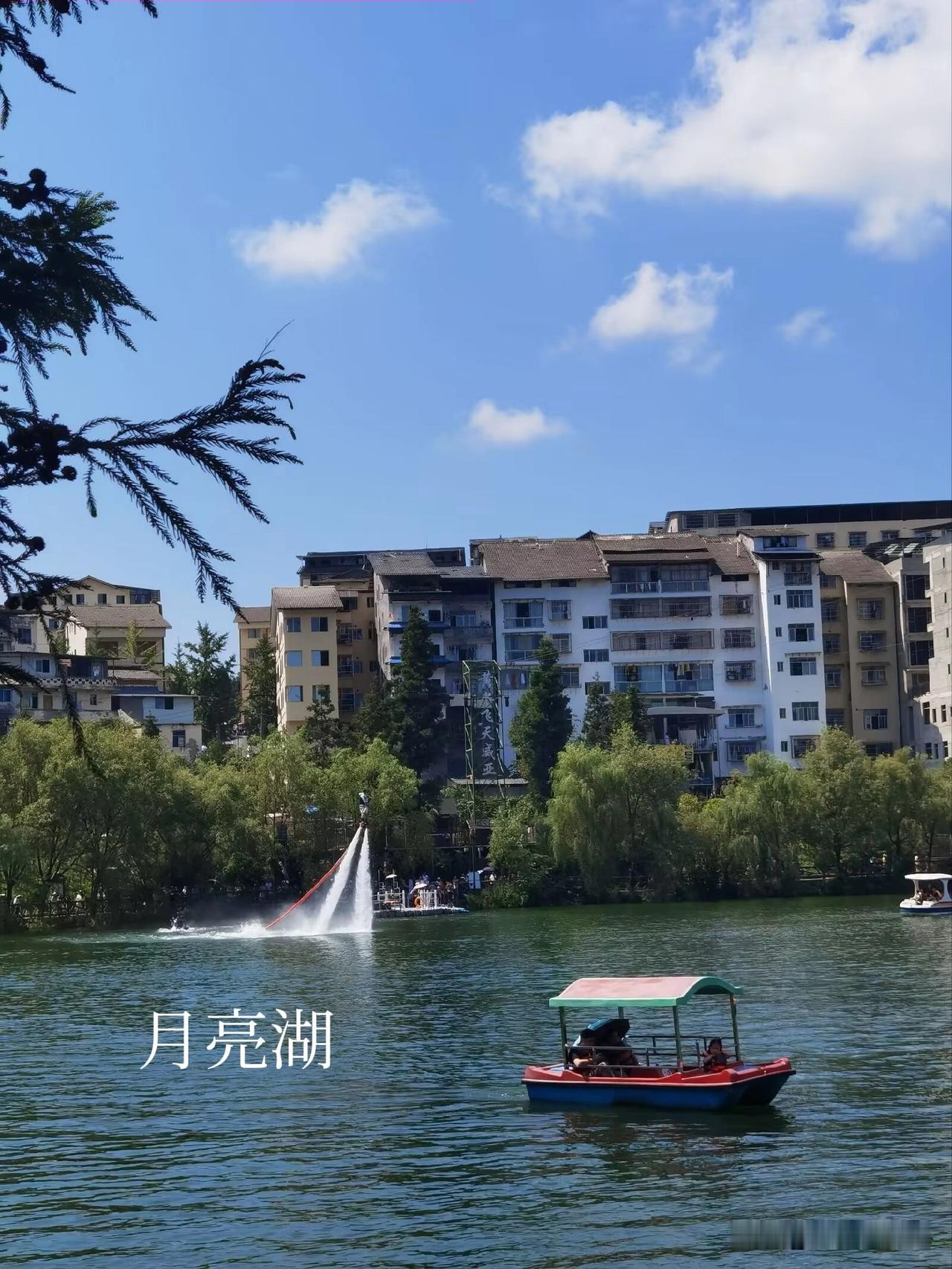 避暑胜地一一重庆黄水月亮湖，有环湖8公里森林步道，散步休闲好去处！重庆黄水旅游 