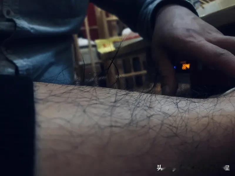 男生必须要有腿毛吗? 男生必须要有腿毛吗？这还真没个准儿。腿毛是男性第二性征，是
