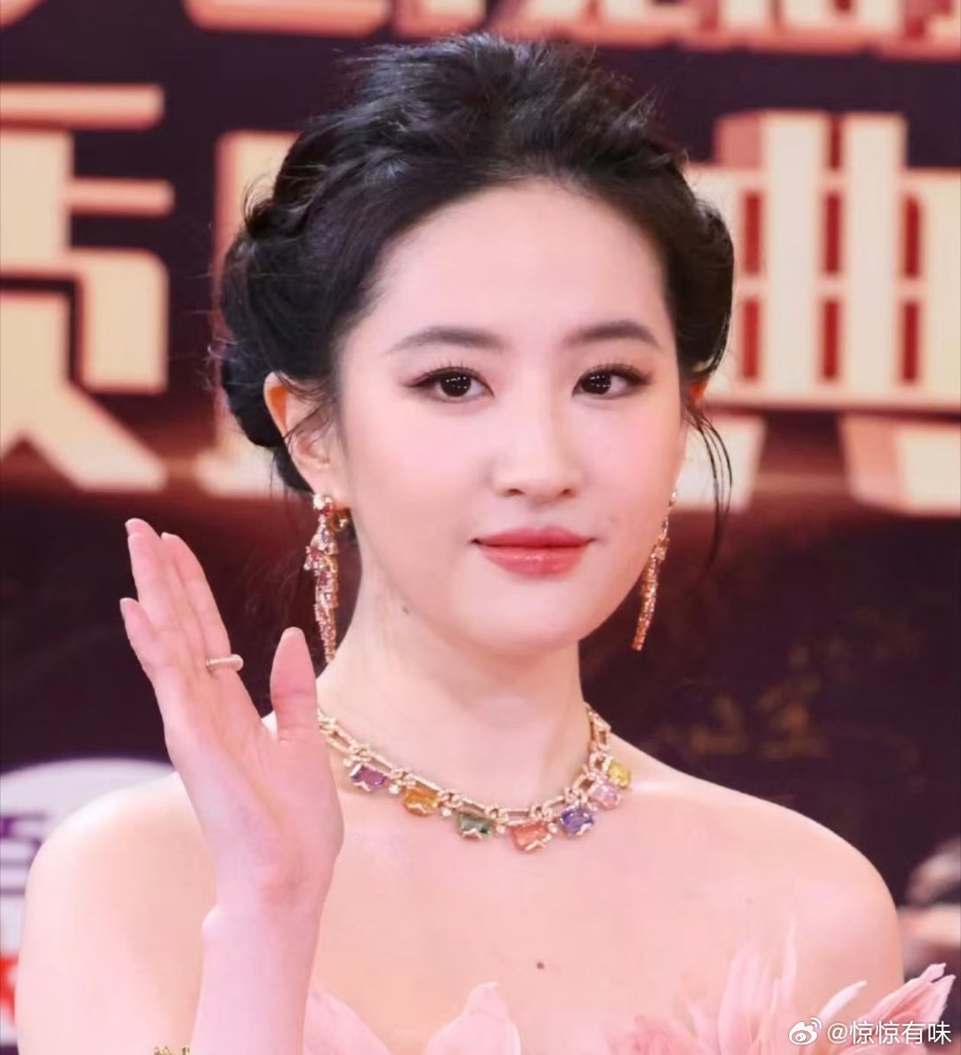 金鹤龙把王菊化成刘亦菲了真的被这化妆技术狠狠震撼到，堪称换头级别的改造，精致又自