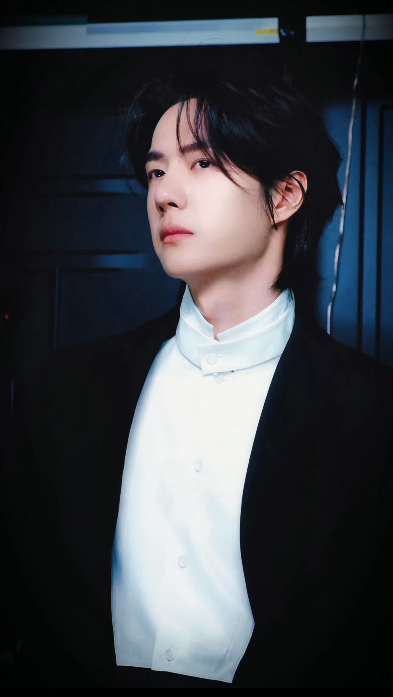 全面发展、实力出众的王一博，堪称当代青年榜样。在内娱商务领域始终稳居前列，凭借强