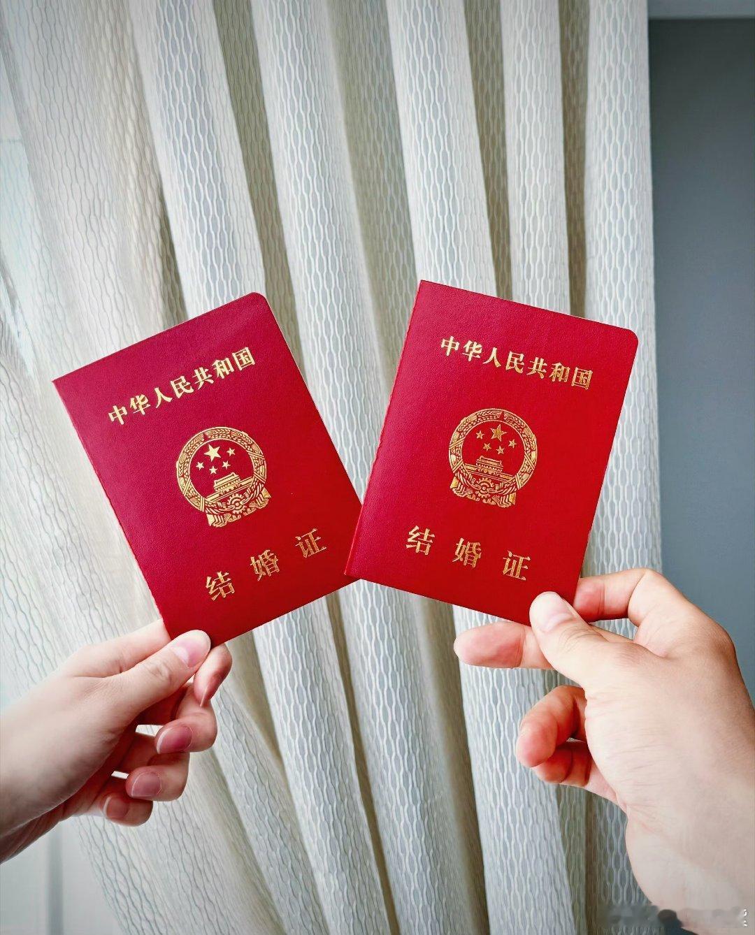 黄子韬徐艺洋结婚 哇去~！说好的结婚会请粉丝，结婚麻烦请我谢谢！！你们两口子的事