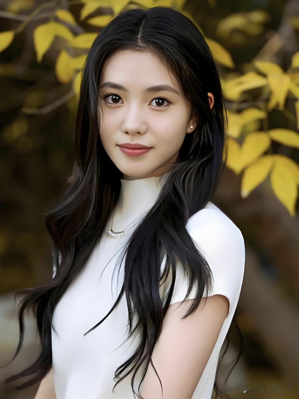 刘浩存，灵气与温柔并存的新生代演员。明眸善睐，笑靥如花，以《一秒钟》《送你一朵小