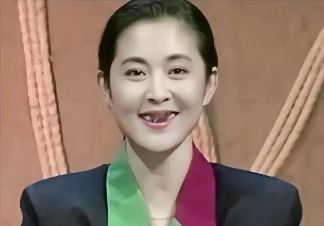1990年，32岁的倪萍作为新人，第一次进央视电视台，女编导陈雨露愤愤不平:“我