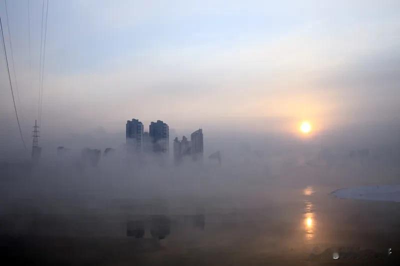 《七律    追求》（二首）
世路迢遥意未休，征途恰似逆波舟。
晨穿晓雾寻幽梦，