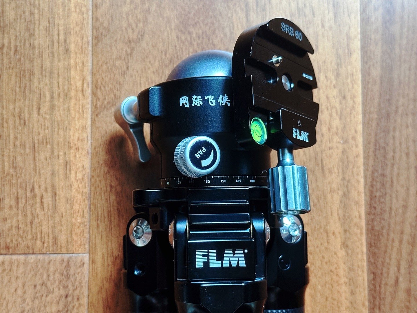 FLM三脚架+云台最新款，全套自重2公斤，承重40公斤，又轻又稳，操作自如。配合