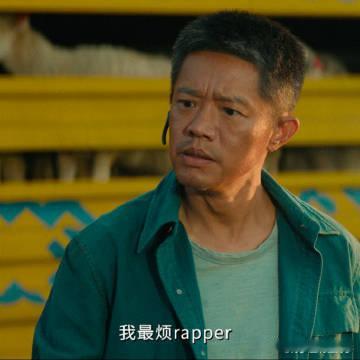 周奇在曾毅面前演rapper周奇在电影里为了学 rap，在曾毅这位初代 rapp