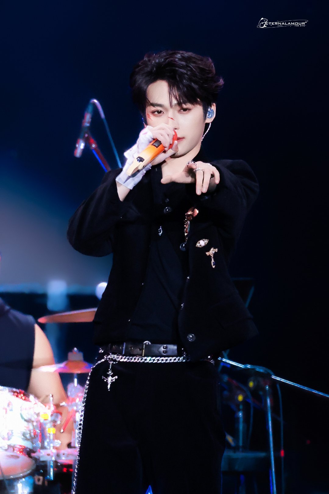 梓渝[超话] 🔮梓渝 “我以玫瑰执笔书写这份岁月文章，即使双手满是划痕依然一笔