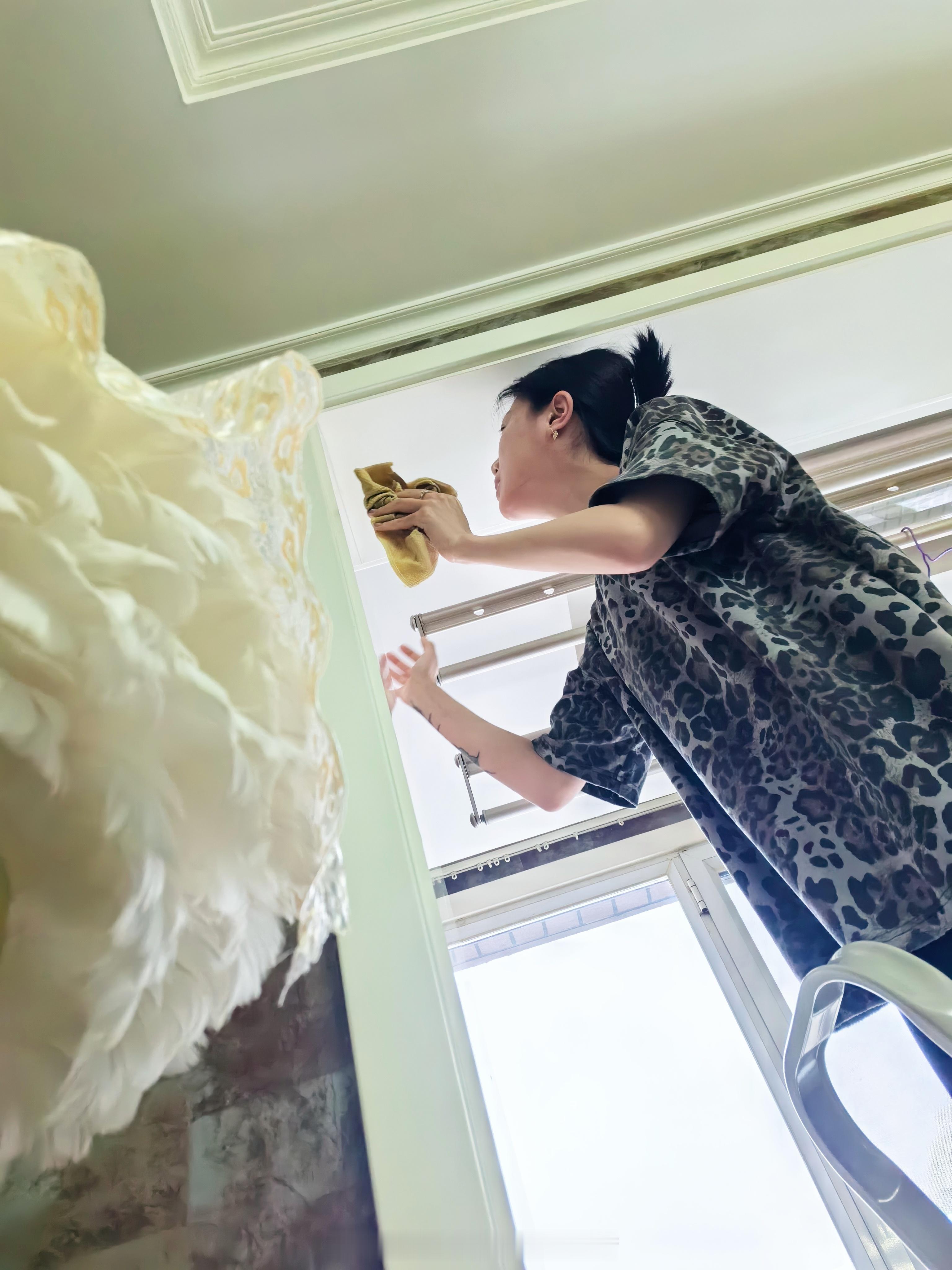 搁商场门口摔了一跤，手里头的糖葫芦举的高高的就是，赶紧看了一眼糖葫芦，吓死我了 