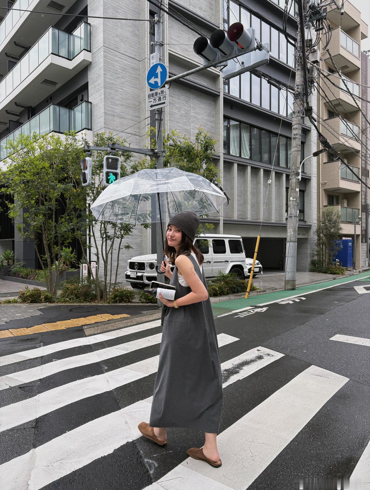 来了🫶🏻
一组雨天穿搭🌂 ​​​