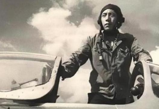 1979年4月15日，在广东湛江遂溪基地，一位叫做阎稳昌的飞行员快步走向飞机。但