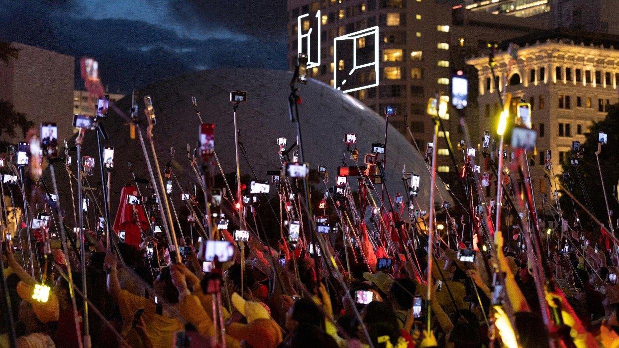 香港Hoytv有限娱乐报道肖战ysl活动没有人敢质疑肖战的人气和影响力，人太多了