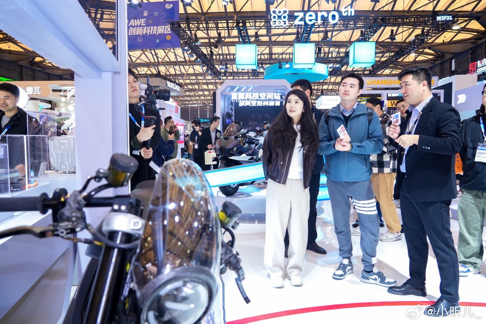 两轮出行进入AI时代两轮出行居然也进入AI时代了！AWE上那些智能电摩也太酷了，