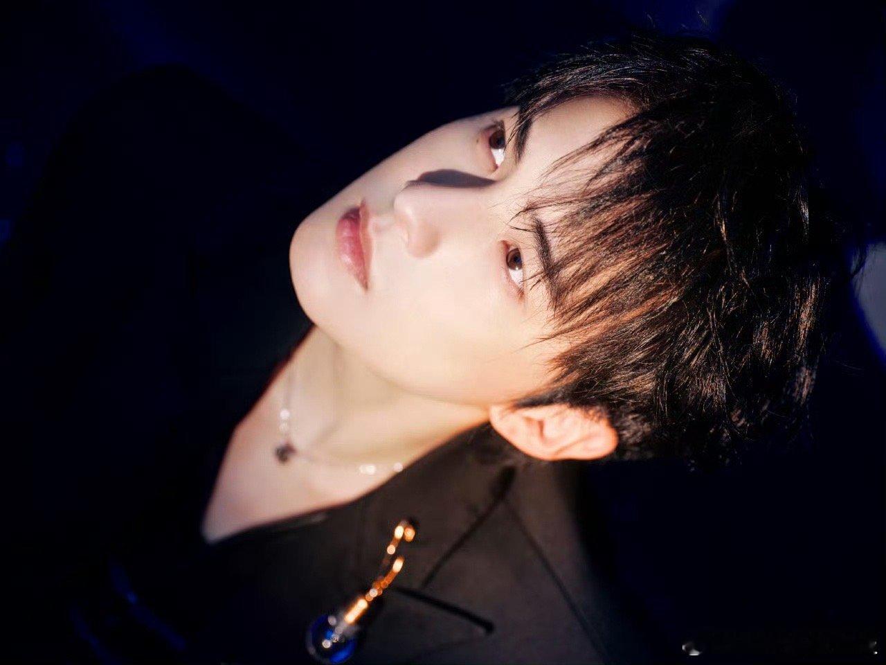 鞠婧祎张云龙古子成后台合照 谁懂古子成这组后台合照的含金量！星光大赏《来战》三人