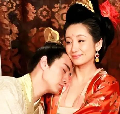 1462年，15岁的太子朱见深正在洗澡时，从小照顾他的乳娘进来加水。朱见深见状，