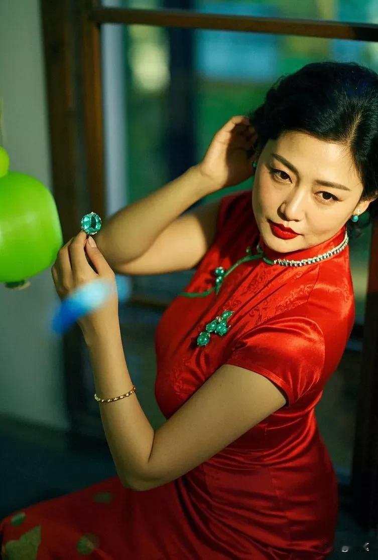 <菩萨蛮·旗袍红妆佳人>
 
红袍裹体佳人俏，玉颜对镜簪花妙。翠饰手中拈，凝眸思