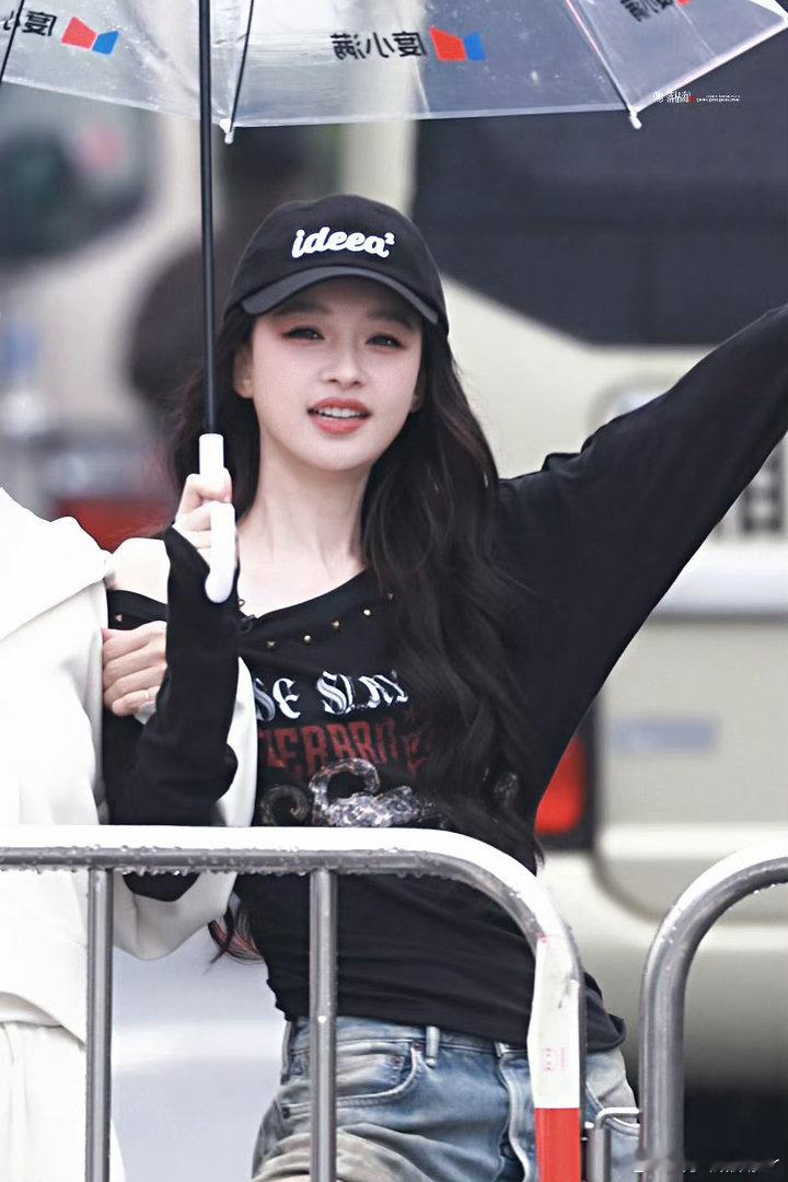 叶一茜对孙怡说有我在怕什么 真的好爱叶一茜这种又强又温柔的存在。不是替你做决定，