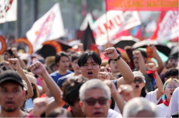 彻底乱了！菲律宾终于被美国害惨了！马科斯没想到跟随美国后果这么严重！
 
菲律宾