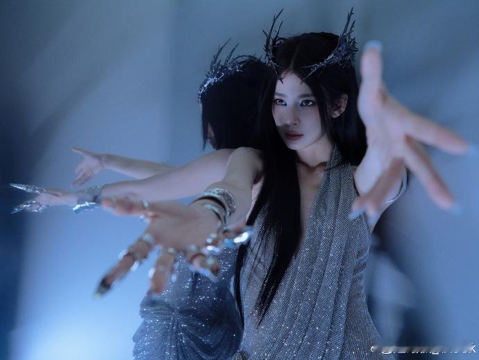 赵昭仪好长的一条人 时尚之夜的赵昭仪直接美出圈！细长挺拔的身姿太吸睛，往那一站就