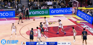 张文逸不投，你给任骏飞投？自己出手啊，不就进了嘛，要你上场就是投三分的。[666