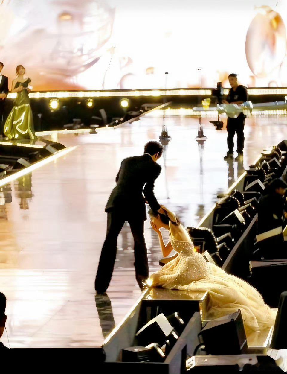 孟子义腿还在疼孟姐真的太可爱了吧，说疼的时候那个小表情真的是绝了！ 