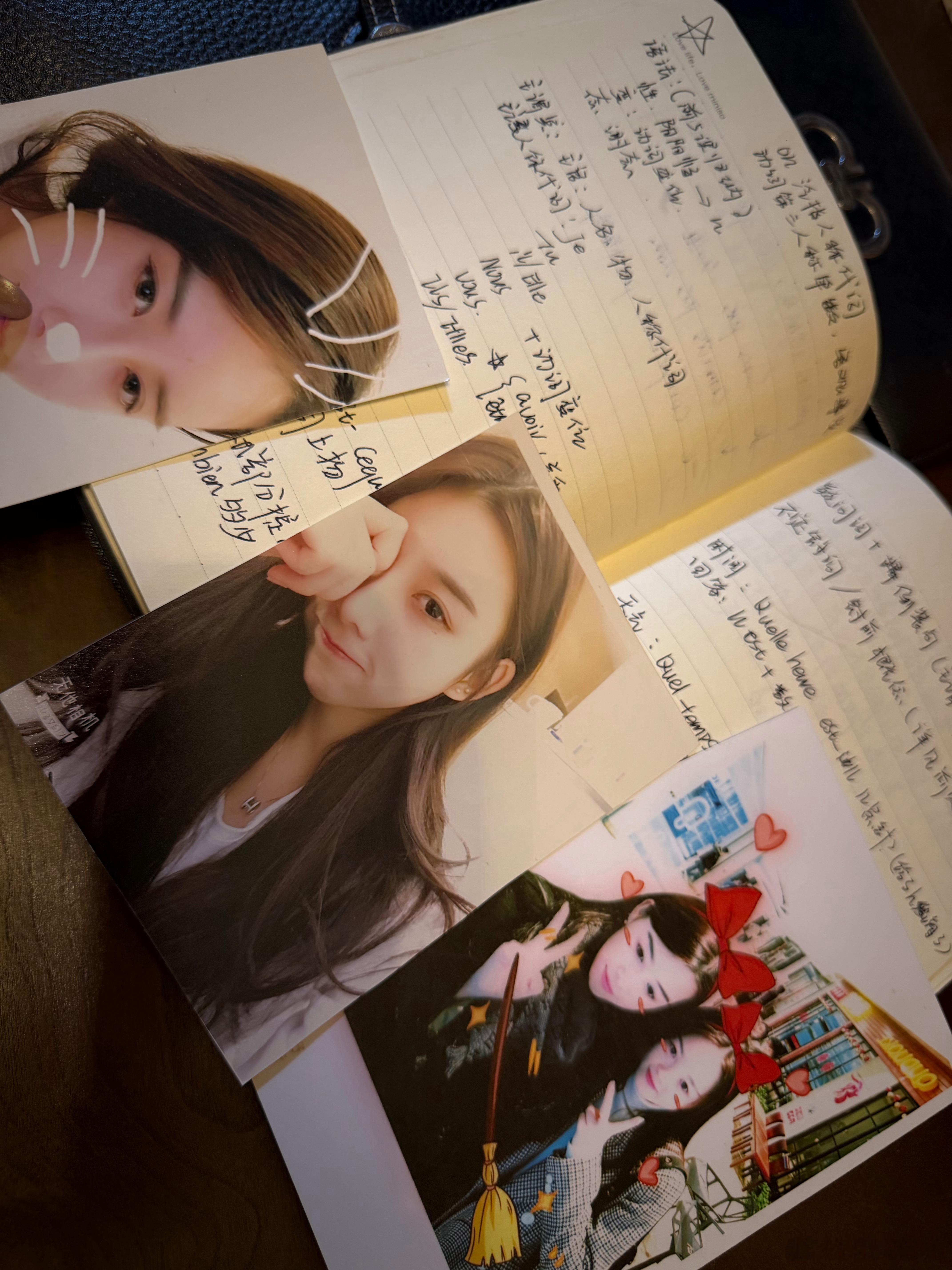 在家卧室的抽屉里翻出了念书时候的笔记本和钱夹 这时候 大概是2019年 右边是和