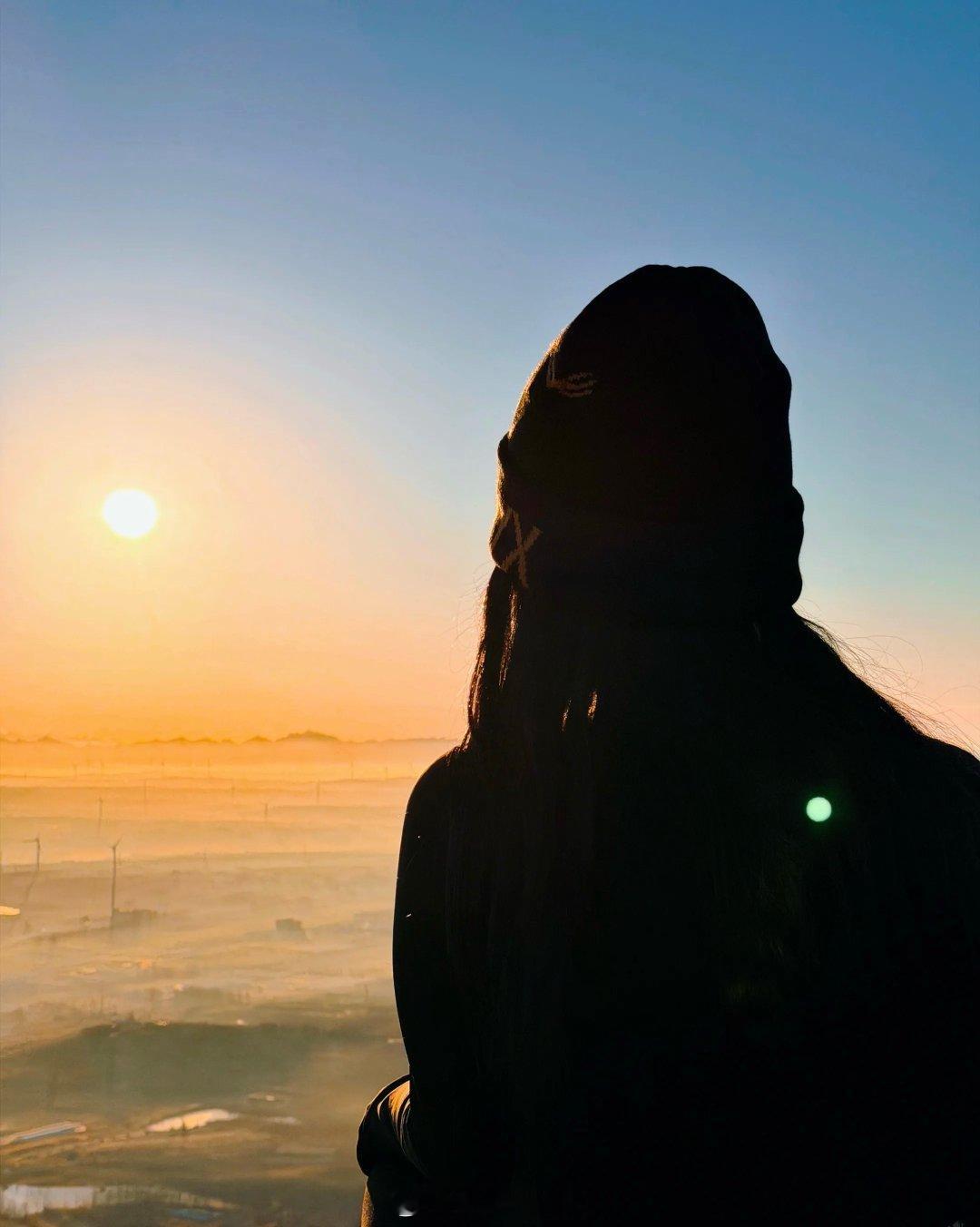 人生最大的意义是让自己快乐，所以不要太敏感，太较真。不要给自己施加太大压力，不要