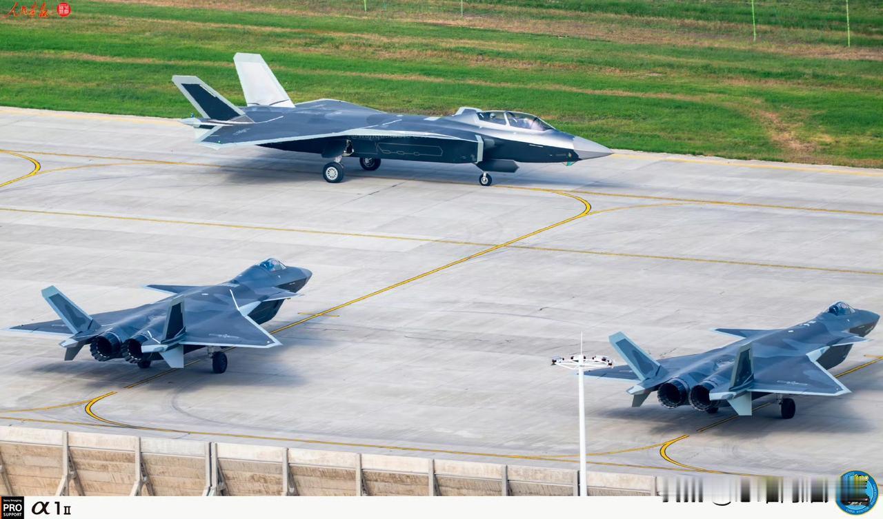 真香定律，歼-20系列三剑客一齐同框了:歼-20基本型，歼-20A完全体和双座型